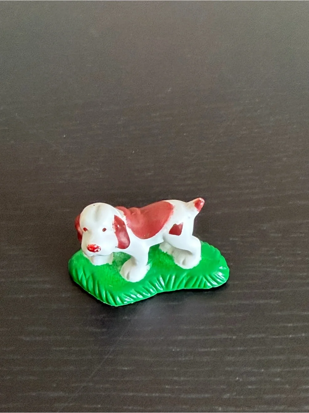 Lincoln Logs Brown White Puppy Dog Toy Figure Green Grass 2 Inch Vintage